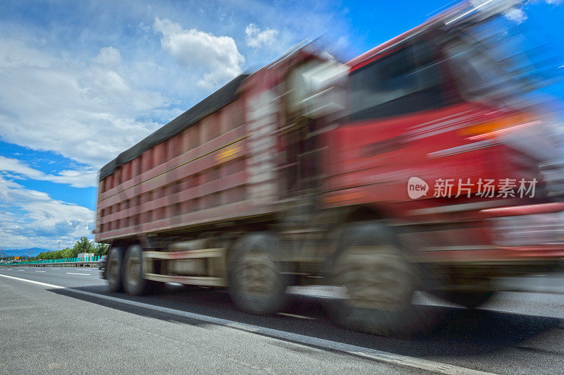 高速公路上的红色卡车