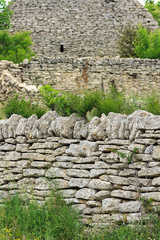 风景如画的石灰石墙在中世纪的法国村庄Gordes