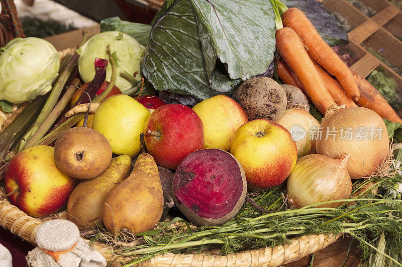 蔬菜和水果摊在市场上
