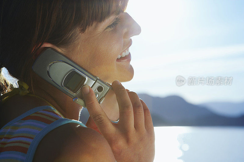 一个在海滩上用手机的女人
