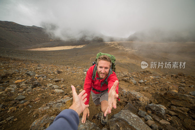 帮助同伴的徒步旅行者