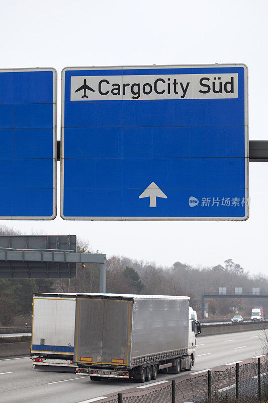 货运城被起诉-德国高速公路A5上的路标
