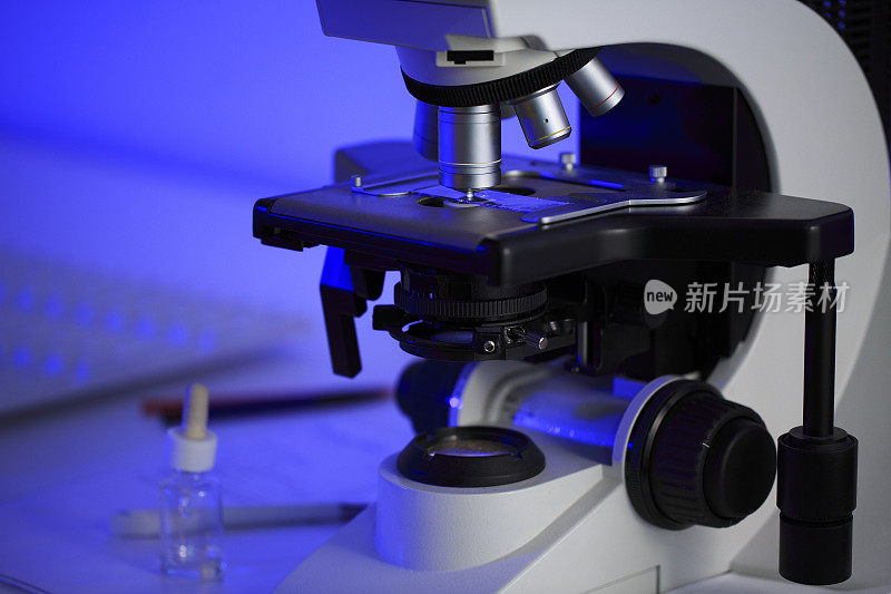 实验室里的医学研究科学家，用显微镜。关闭了。实验室医疗设备