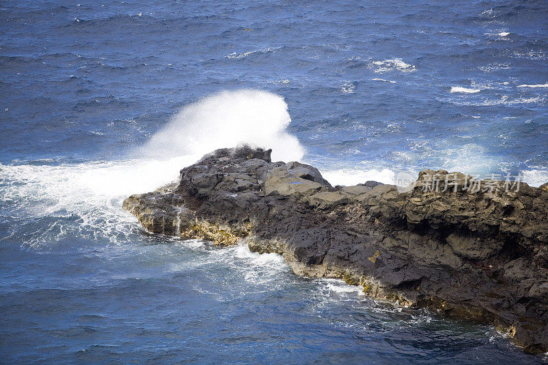 海浪撞击熔岩点