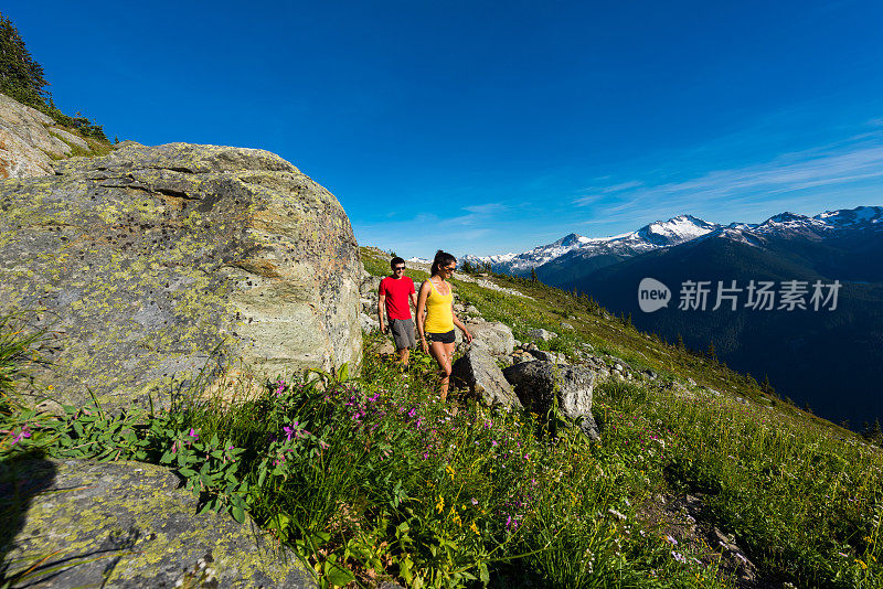 一对夫妇在山里徒步旅行