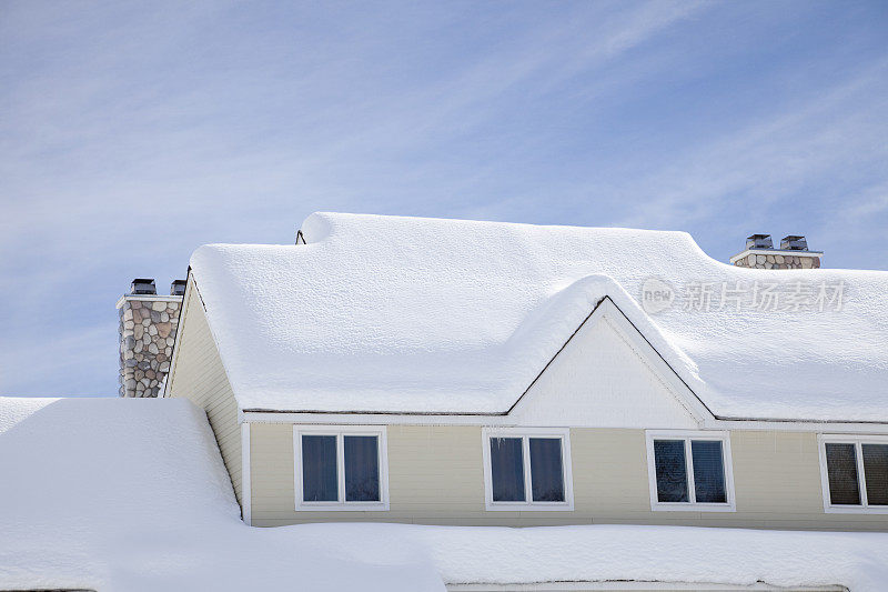 滑雪胜地的雪屋顶