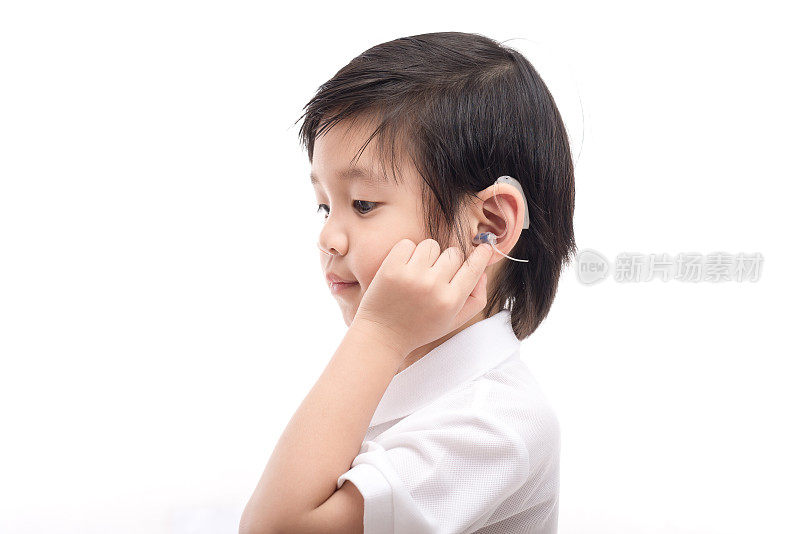 带着助听器的亚洲儿童