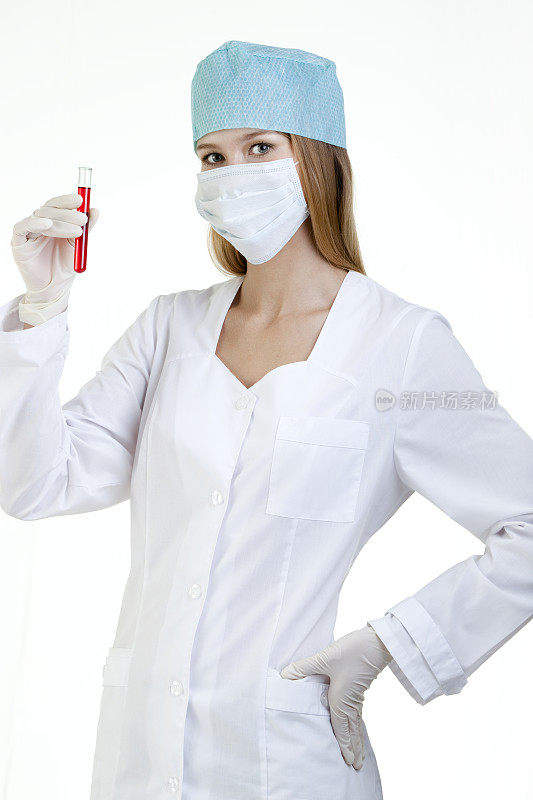 女医生展示有血的试管。