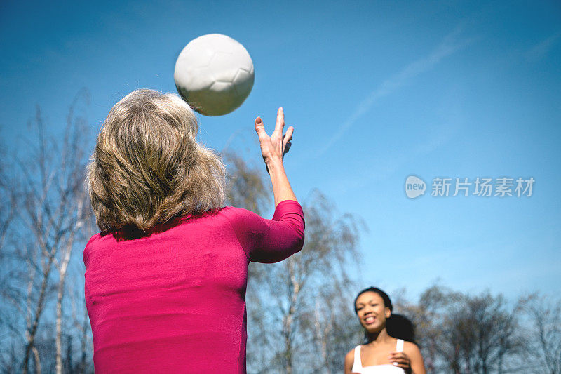 女子足球，踢球者和守门员