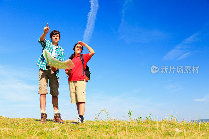 一对年轻夫妇站在山顶上