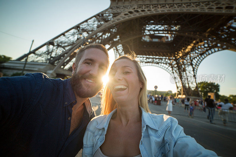 一对年轻夫妇在巴黎埃菲尔铁塔捕捉浪漫的瞬间