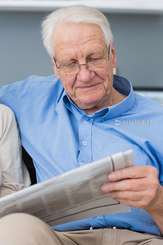 一个正在看报纸的成熟男人