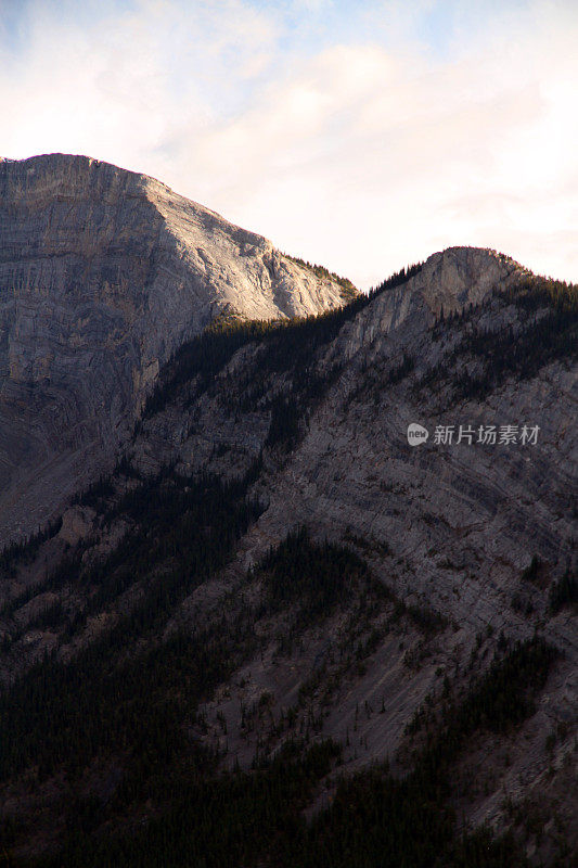 梯级的山峰