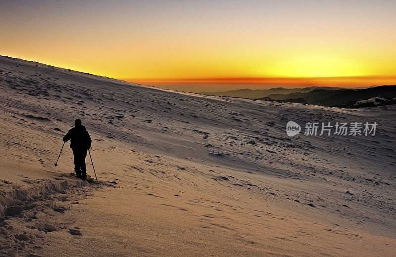 日落时分，山间小径上的一个登山者