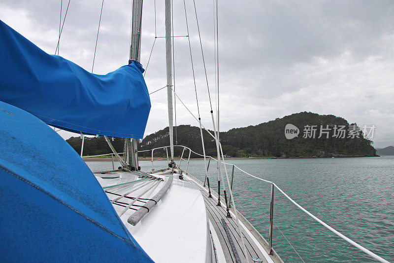 游艇驶向岛屿