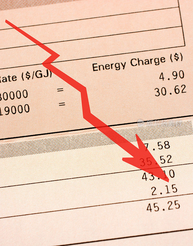 用箭头表示减少的公用事业账单