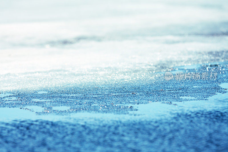 湖面上有雪、冰和水