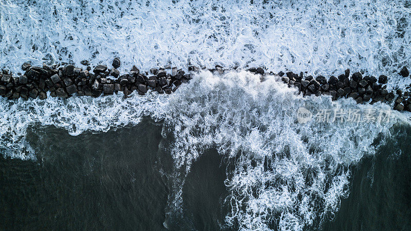 暴风雨天气下的海浪