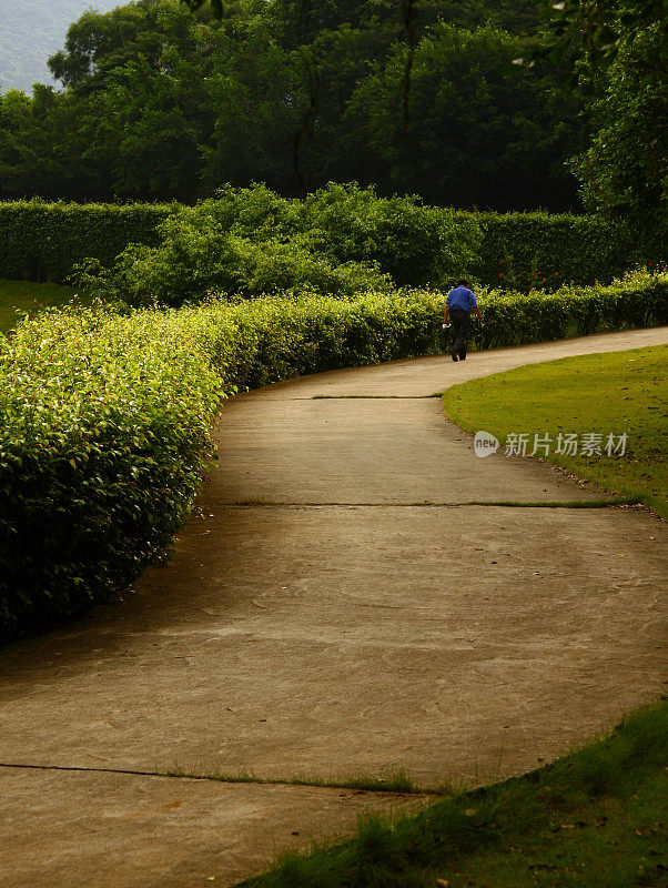 走在蜿蜒的路上