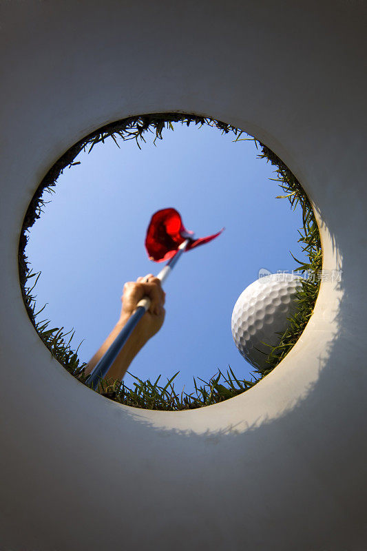 高尔夫杯和绿茵场下的红旗