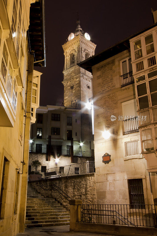 维多利亚大教堂塔夜景街景。