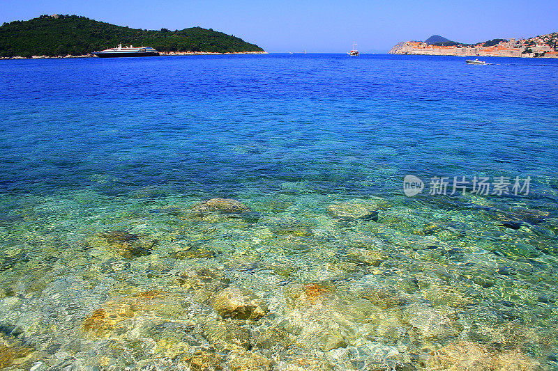 亚得里亚海中半透明的地中海绿松石海滩――克罗地亚的杜布罗夫尼克