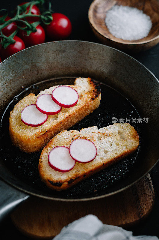 意式烤面包在锅里