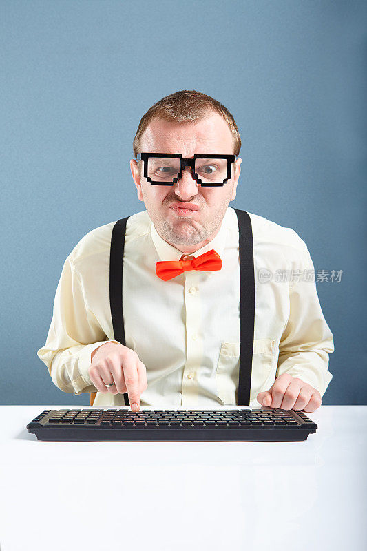 愤怒的书呆子在电脑键盘上打字