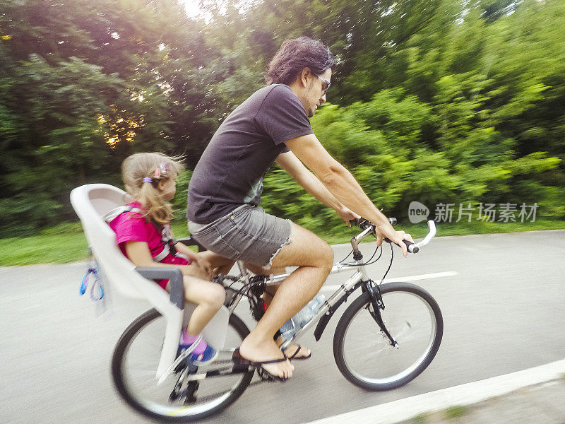 父亲和女儿在大自然中骑自行车