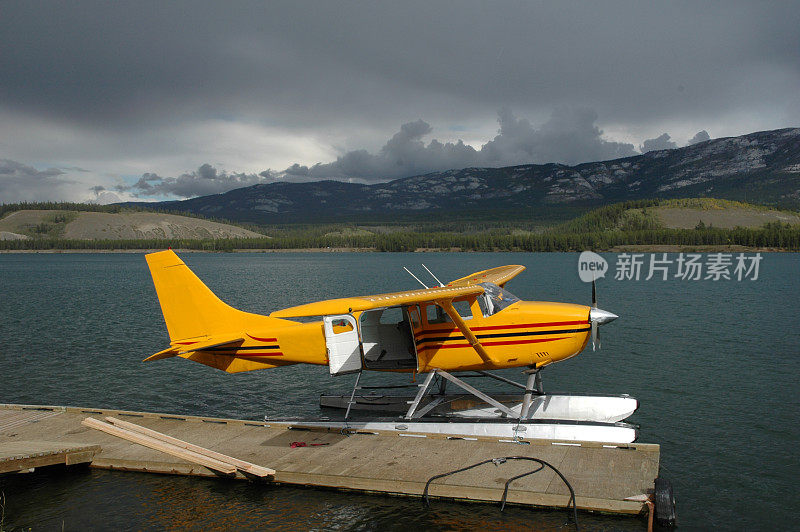 加拿大育空地区Schwatka湖上等待乘客的水上飞机