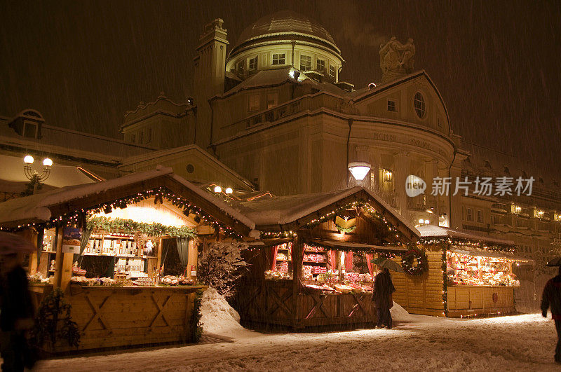 雪夜圣诞市场