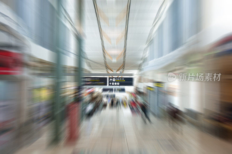 机场登机口区域显示运动与缩放效果。