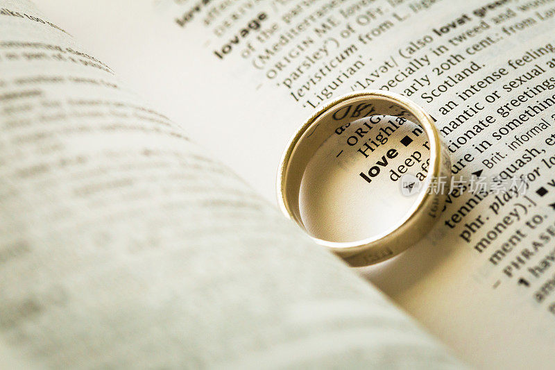 金婚戒放在字典里的“爱”字上