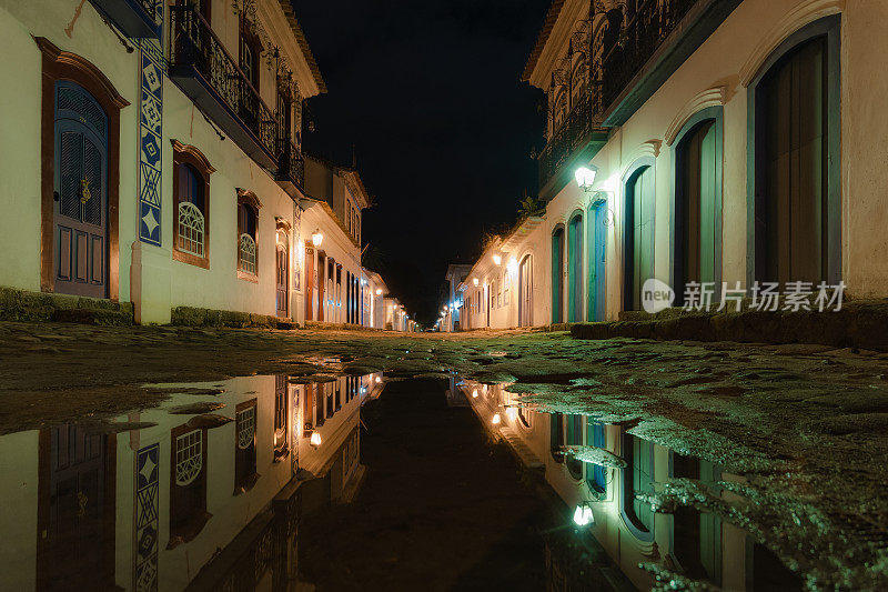 帕拉蒂被淹街道的夜景照片