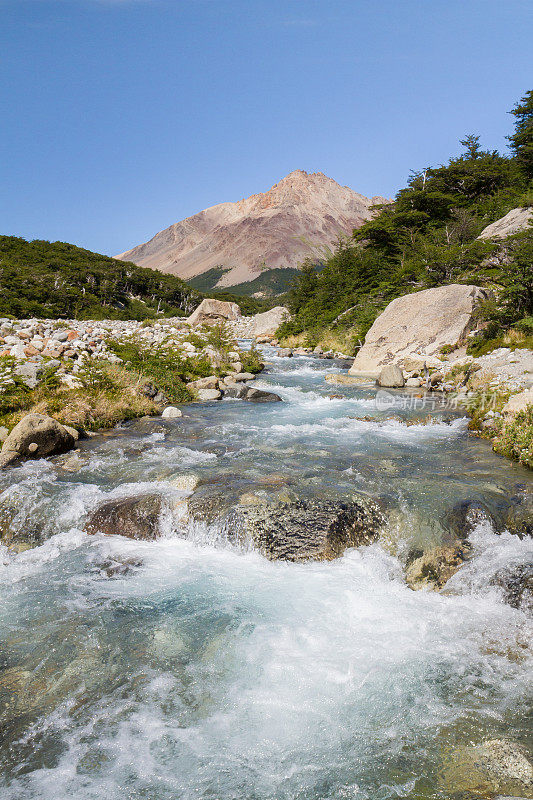 一条高山溪流在南美洲阿根廷巴塔哥尼亚的巴塔哥尼亚安第斯山脉强劲流动