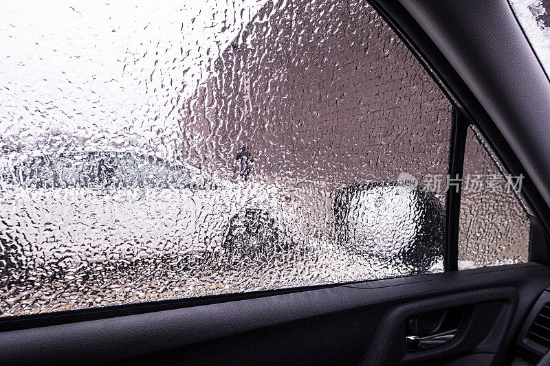 冰冻雨暴雨期间的玻璃车窗户抽象视图