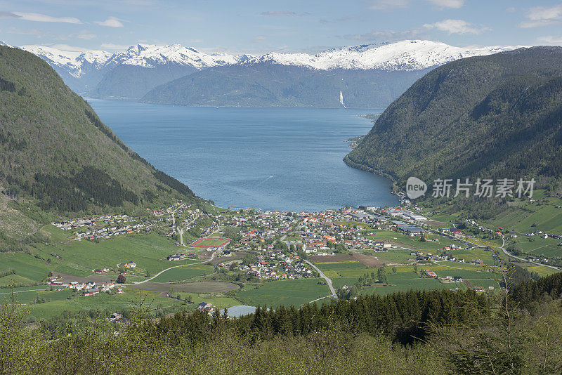 挪威的村庄，峡湾和雪山在春天