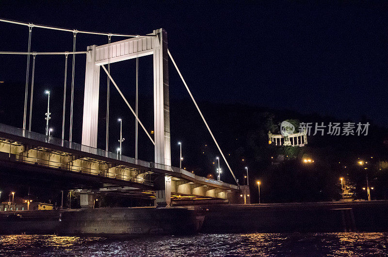 夏夜多瑙河上的链条桥(Szechenyi)