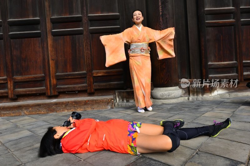 京都东福寺，穿着和服的日本女人和女摄影师