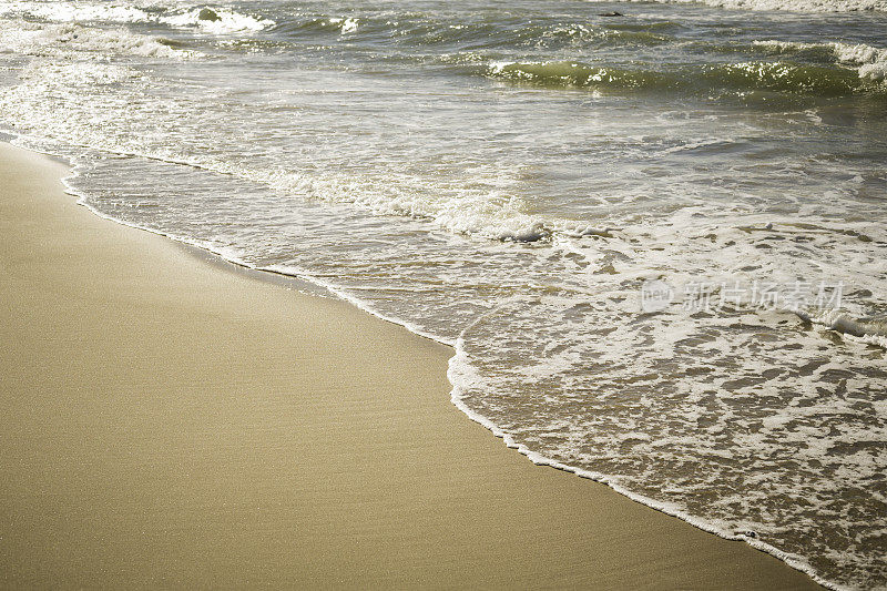 海浪在沙滩上轻轻交换