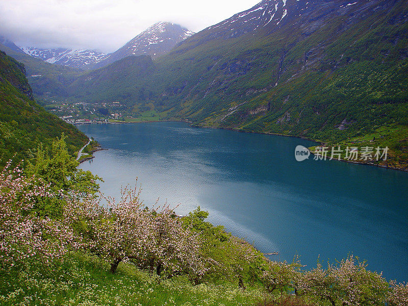 挪威令人印象深刻的盖兰格山谷和盖兰格峡湾从上面，挪威戏剧性的风景，斯堪的纳维亚-北欧国家