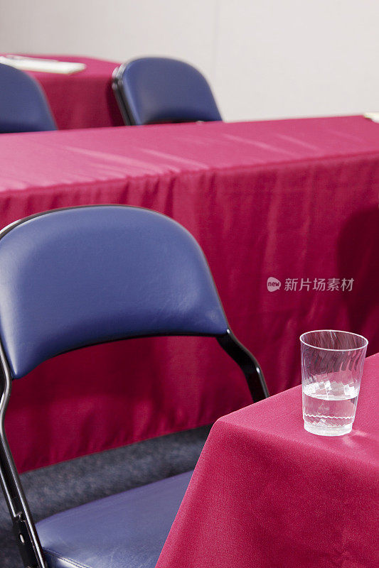会议桌椅和水杯