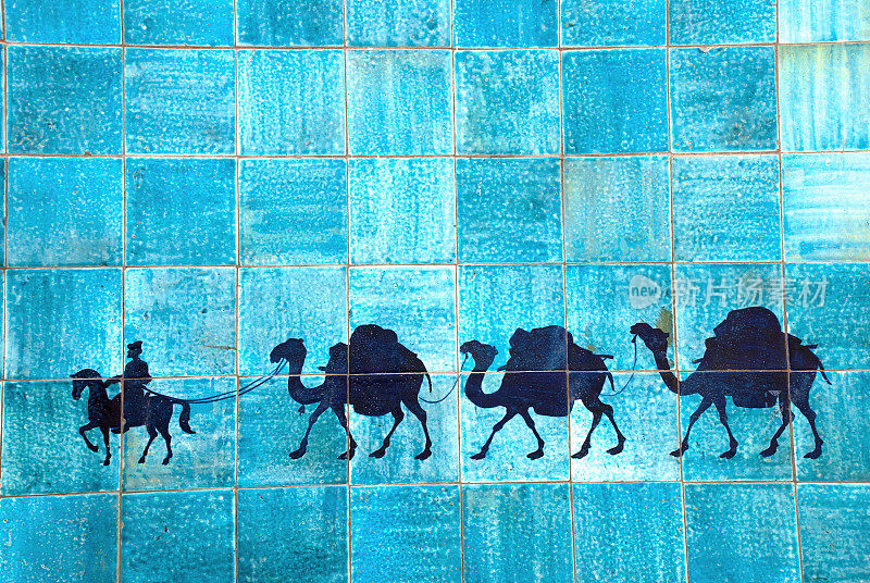 瓷砖上的骆驼队