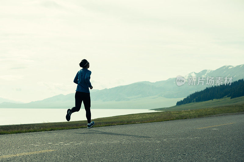 健康的生活方式年轻的健身女性跑步者在路上奔跑
