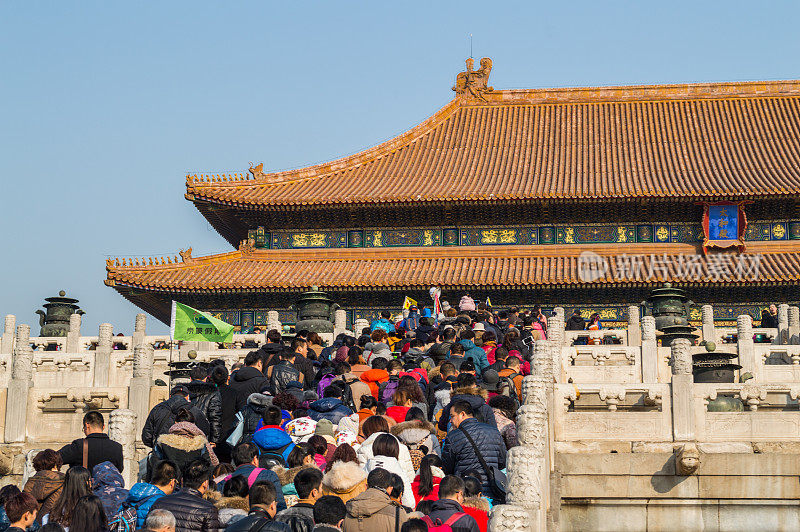 中国北京，春节期间，人们在紫禁城内爬楼梯