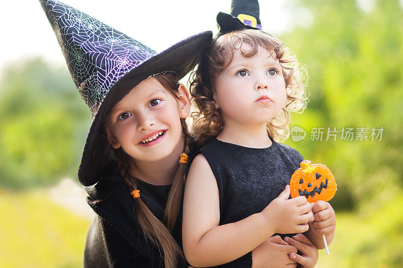 两个小妹妹打扮得像女巫