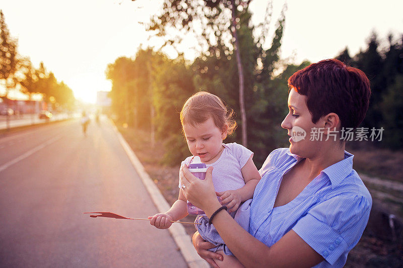 妈妈和她的孩子在公园里