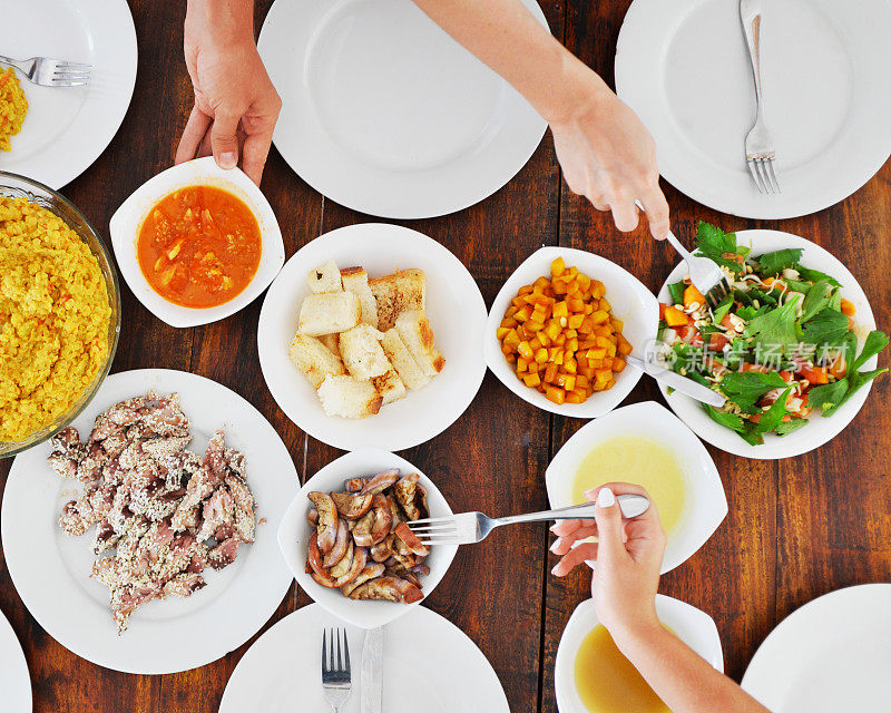 俯视图的盘子与不同的食物在桌子上