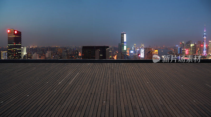 空木地板与城市地标建筑背景，上海外滩全景夜景天际线