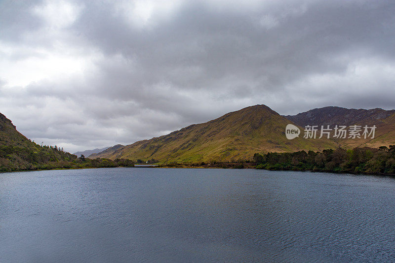 风景背景与湖泊和山脉拍摄在爱尔兰